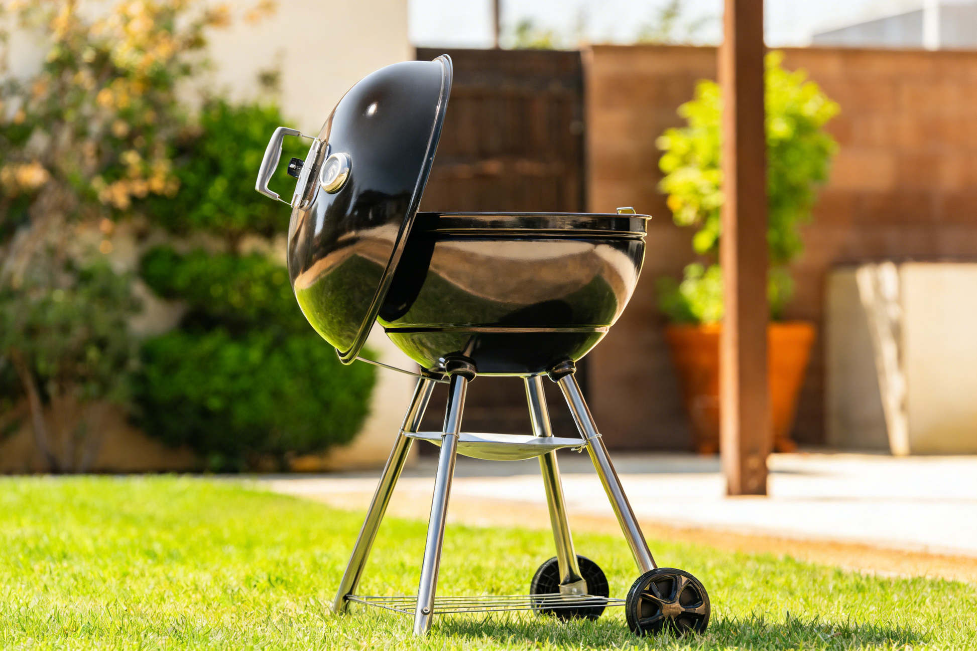 Barbecue charbon boule classique 57cm fond blanc